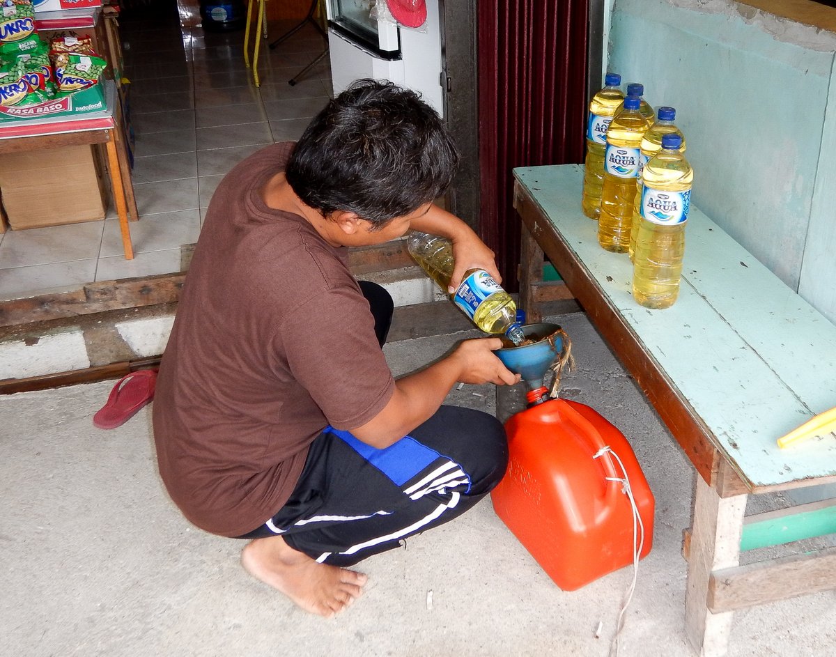 Buying petrol in water bottles Buying petrol in water bottles