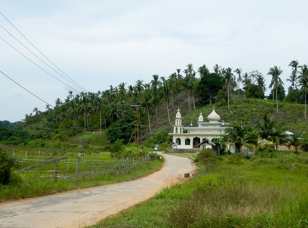 Pretty mosque in the middle of nowhere Pretty mosque in the middle of nowhere